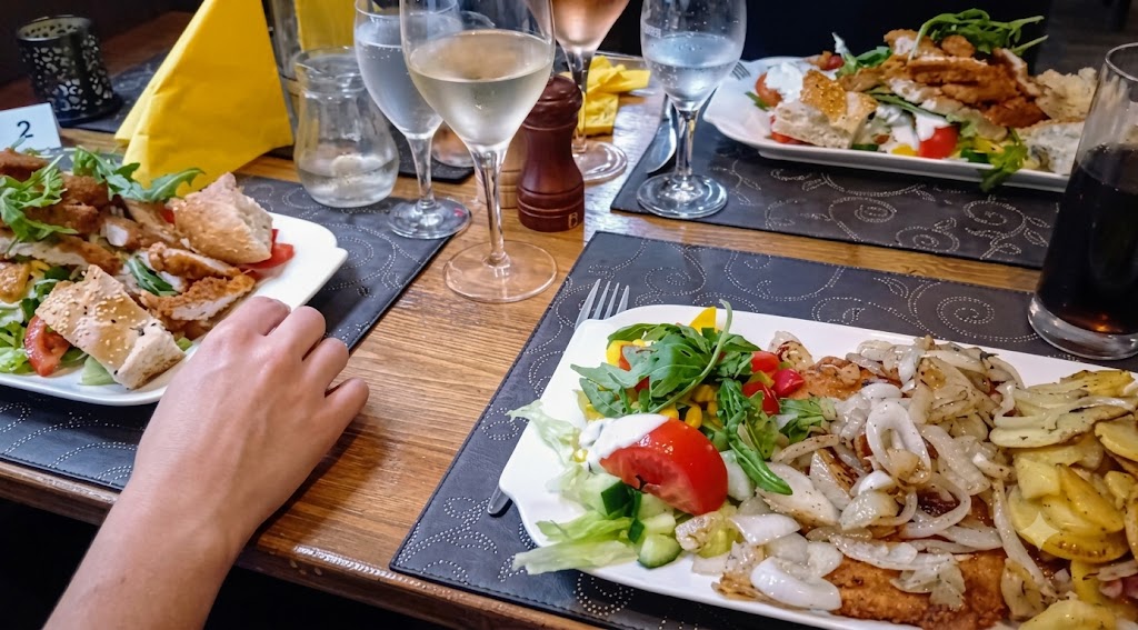 Gedeckter Tisch im Alt Hameln mit frisch angerichteten Gerichten